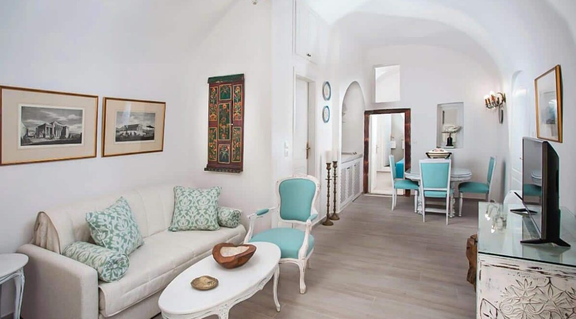 2-Luxury-houses-for-sale-in-Santorini-Firostefani-23